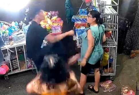 妊婦に暴行する男