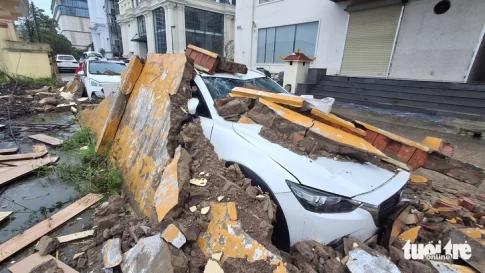 台風5号の突風により下敷きとなった自動車