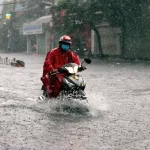 大雨によって冠水したホーチミン市内の道路