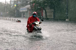 大雨によって冠水したホーチミン市内の道路