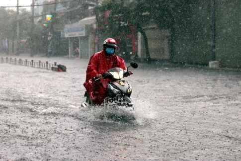 大雨によって冠水したホーチミン市内の道路