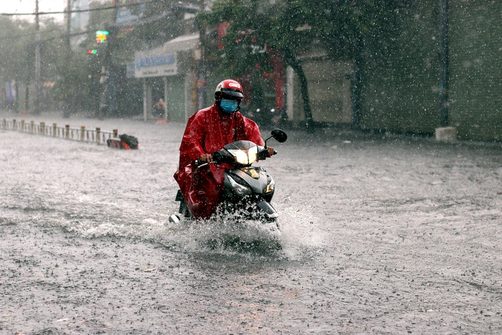 大雨によって冠水したホーチミン市内の道路