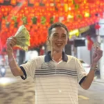祝い金を受け取り喜ぶ市民