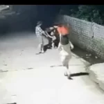 溝に落ちたいとこを救うために大人を呼ぶ男児