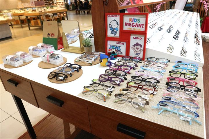 ベトナムのMEGANE PRINCEに陳列されたメガネ