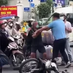 ホーチミン市内の交通トラブルで老人を暴行する男