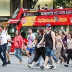 ホーチミン市内を観光する外国人観光客