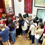 ハノイの金ショップで金購入のために並ぶ市民