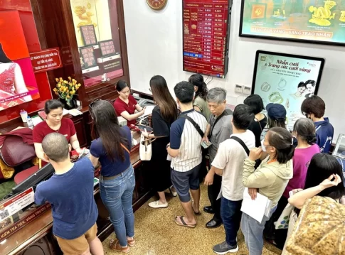 ハノイの金ショップで金購入のために並ぶ市民