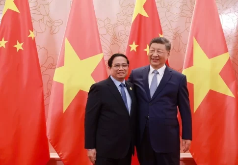会談するベトナムのファム・ミン・チン首相と中国の習近平国家主席