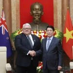 握手するベトナムのルオン・クオン国家主席は、ニュージーランドのジェリー・ブラウンリー国会議長