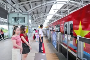 特別カラーに塗装されたホーチミン市のメトロ1号線