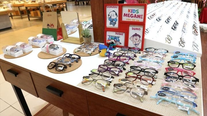 ベトナムのMEGANE PRINCEに陳列されたメガネ
