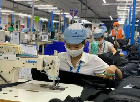 ベトナムの縫製工場労働者