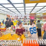 中国のブランド店に集まるベトナム人の若者たち