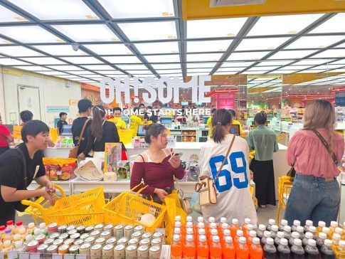 中国のブランド店に集まるベトナム人の若者たち