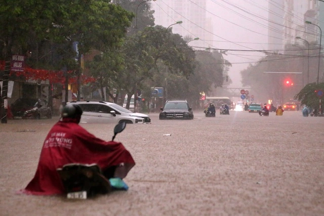 台風10号の豪雨によって浸水したハノイ市内