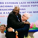 キューバのエステバン・ラソ・エルナンデス国会議長とホーチミン市国会代表団のグエン・バン・ロイ団長