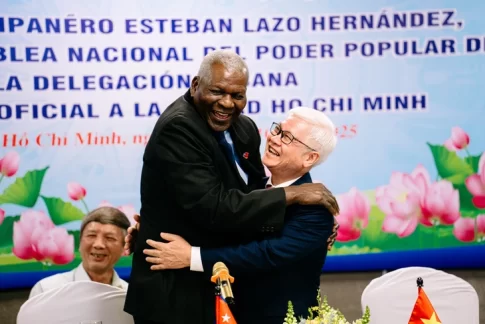 キューバのエステバン・ラソ・エルナンデス国会議長とホーチミン市国会代表団のグエン・バン・ロイ団長