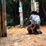 ドンナイ省の多くの地域で非常に激しい降雨が記録され、現在も雨が降り続いています。水文気象局は、多くの地域で鉄砲水や土砂崩れの危険性があると警告しています。