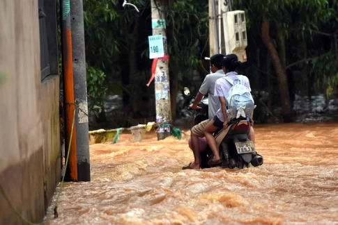 ドンナイ省の多くの地域で非常に激しい降雨が記録され、現在も雨が降り続いています。水文気象局は、多くの地域で鉄砲水や土砂崩れの危険性があると警告しています。