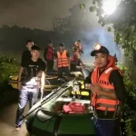 洪水で流された子供を探す救助隊