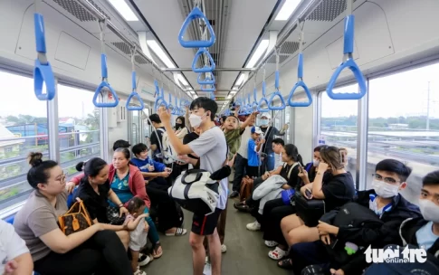 ホーチミン市メトロ1号線を利用する市民