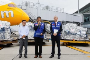 ノイバイ空港での支援物資引き渡し式