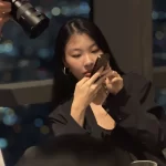 料理の写真を撮るベトナム人女性