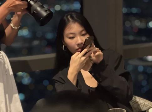 料理の写真を撮るベトナム人女性