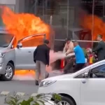 炎上する車内からドライバーを救出する人々