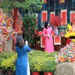 旧正月を楽しむアオザイ姿のベトナム人女性