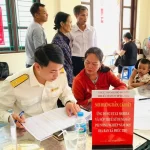 市民に説明する税務局職員