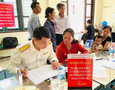 市民に説明する税務局職員