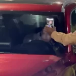 少女は車のドアをロックし、笑気ガスを取り出して吸入した。