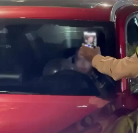 少女は車のドアをロックし、笑気ガスを取り出して吸入した。