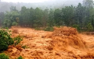 増水して氾濫する河川
