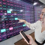 ベトナムの株価を示す電光掲示板