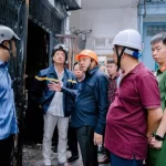 火災現場で指揮を執るハノイ市人民委員会のチャン・シー・タイン主席