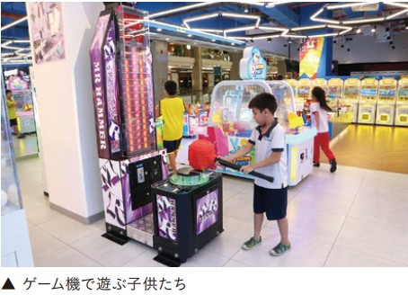 ゲームで遊ぶ子供