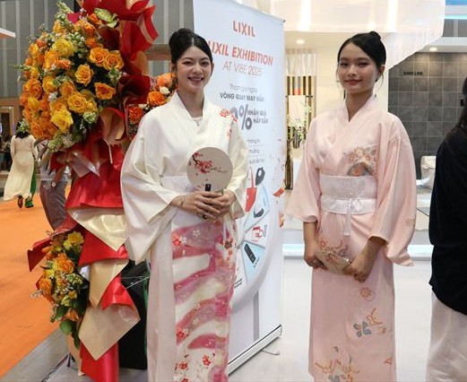 LIXIL VIETNAMのブースに立つ浴衣を着た女性