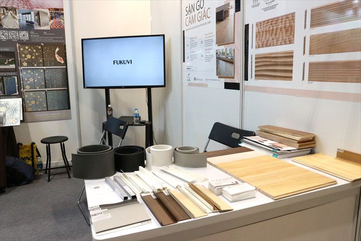 フクビ化学工業が展示した巾木などの建材