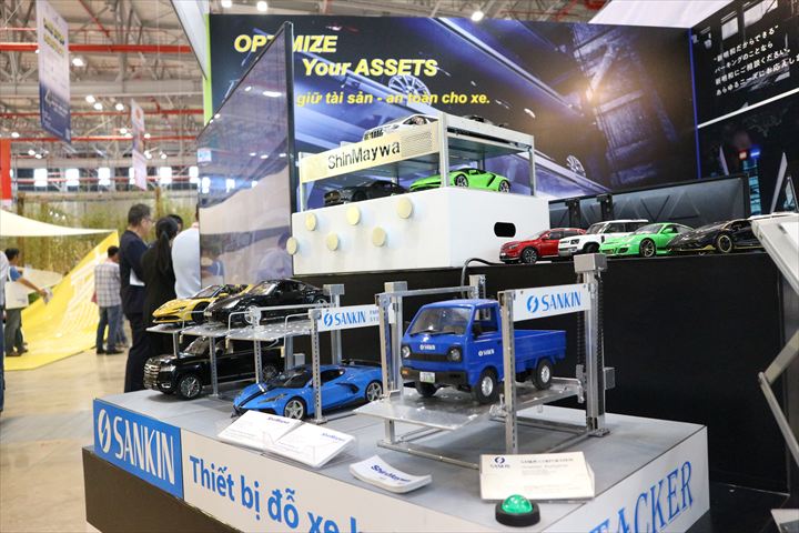 ブースに展示した1/18スケールの駐車設備の模型