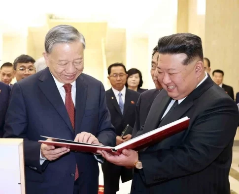 ベトナムのトー・ラム書記長と朝鮮民主主義人民共和国（北朝鮮）の金正恩・朝鮮労働党総書記
