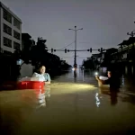 タイグエン省で停電の中、洪水から避難する市民