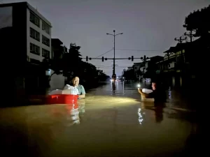 タイグエン省で停電の中、洪水から避難する市民