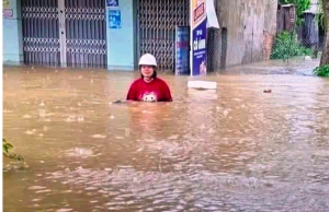冠水したダナン市内の道路を歩く女性