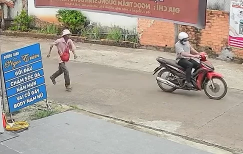 バイクで逃げる窃盗犯を追いかける被害者
