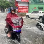 大雨で冠水するハノイの道路