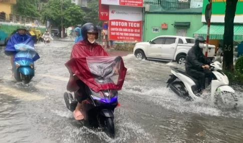 大雨で冠水するハノイの道路